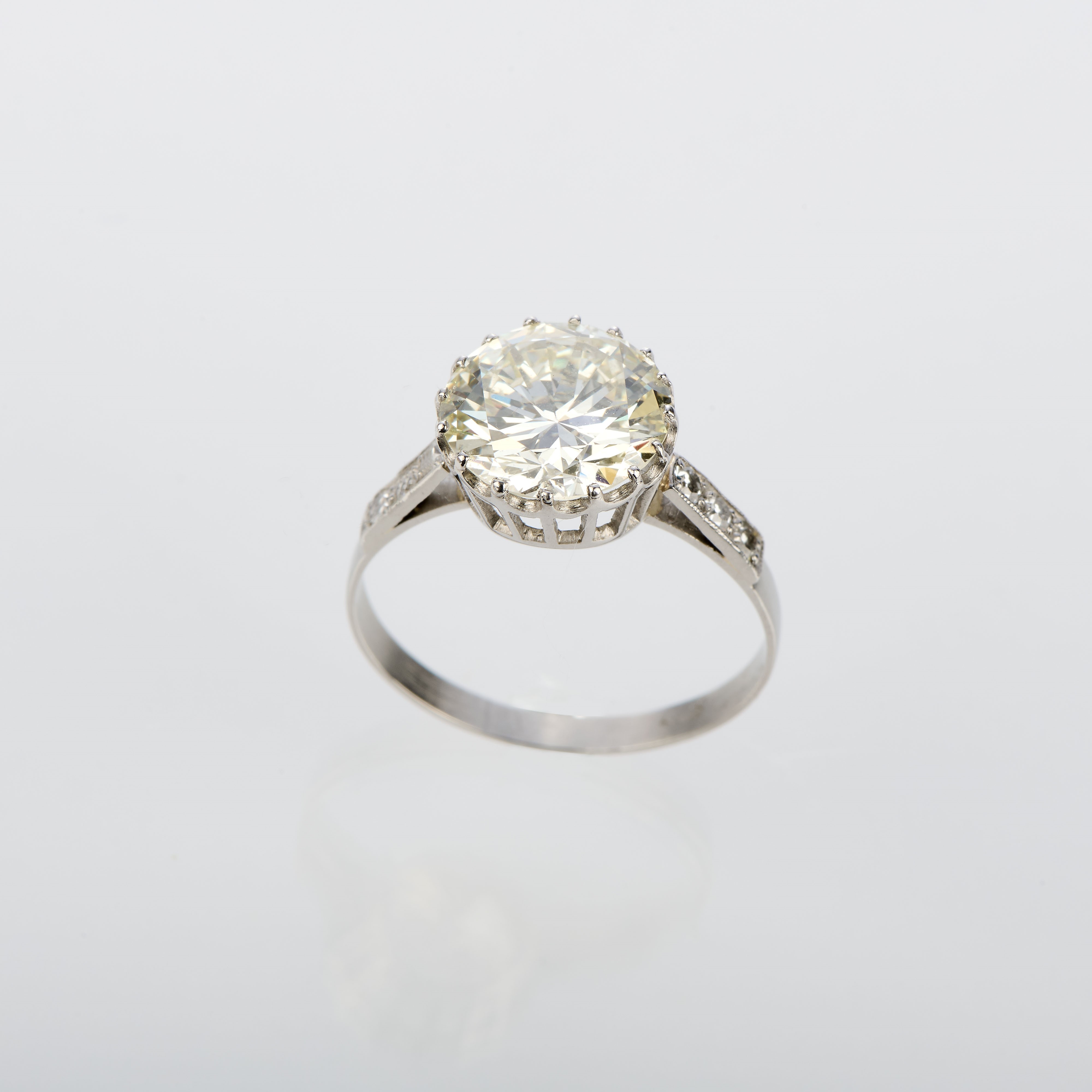 Anello solitario in platino con diamante
