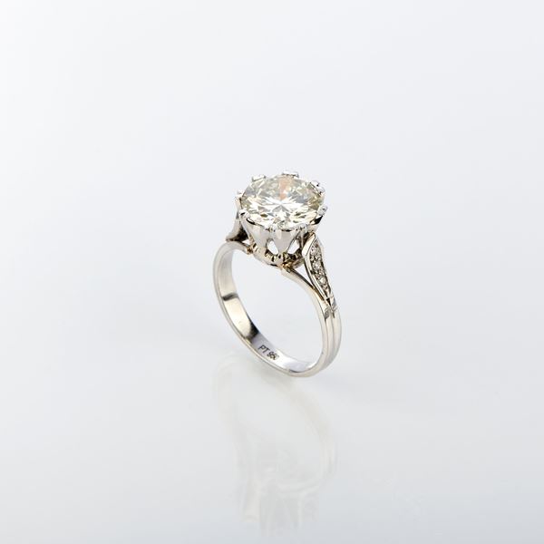 Anello solitario in platino con diamante