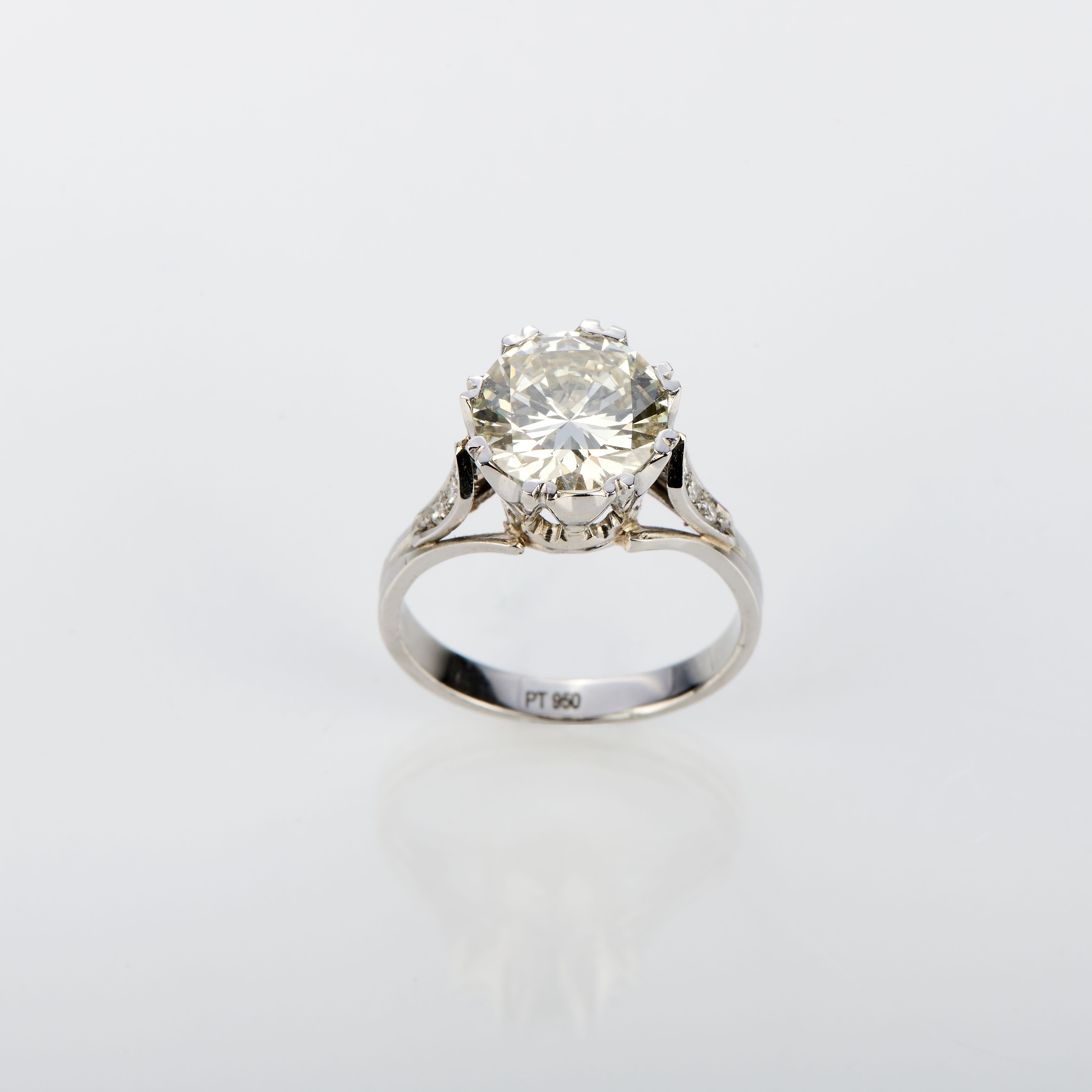 Anello solitario in platino con diamante