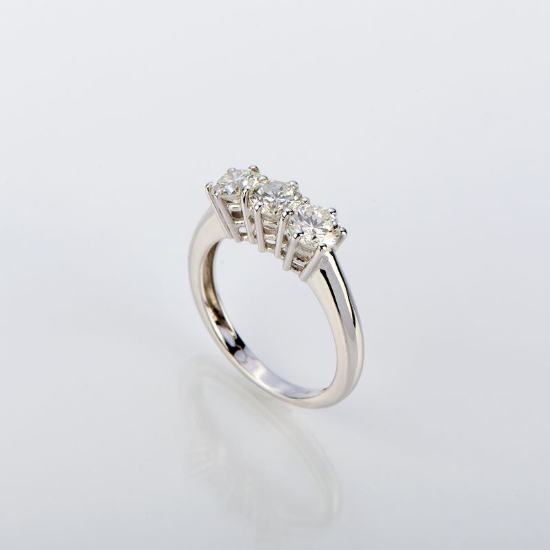 Anello Trilogy in oro bianco e diamanti