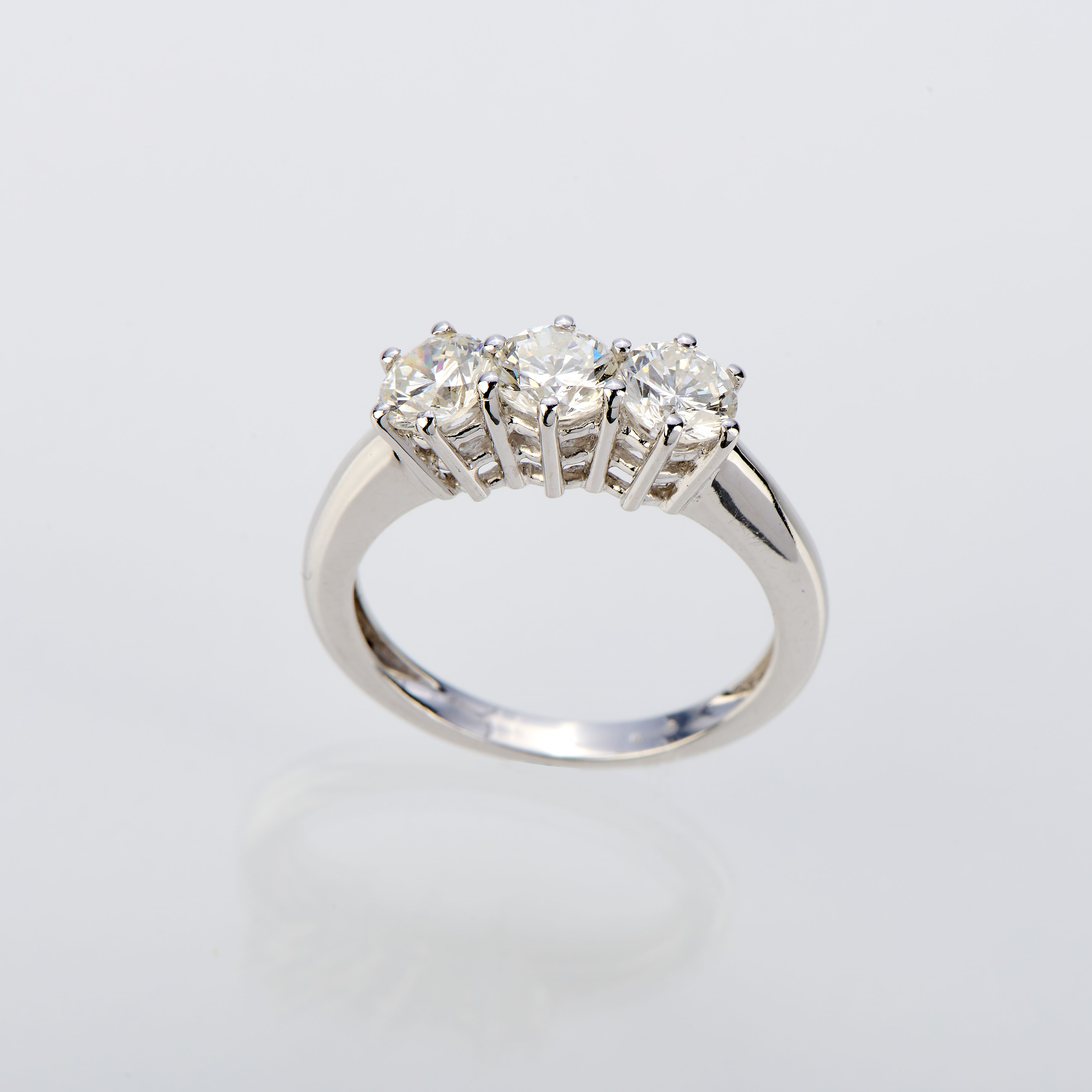 Anello Trilogy in oro bianco e diamanti