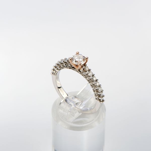 Anello solitario in oro bianco e rosso con diamante