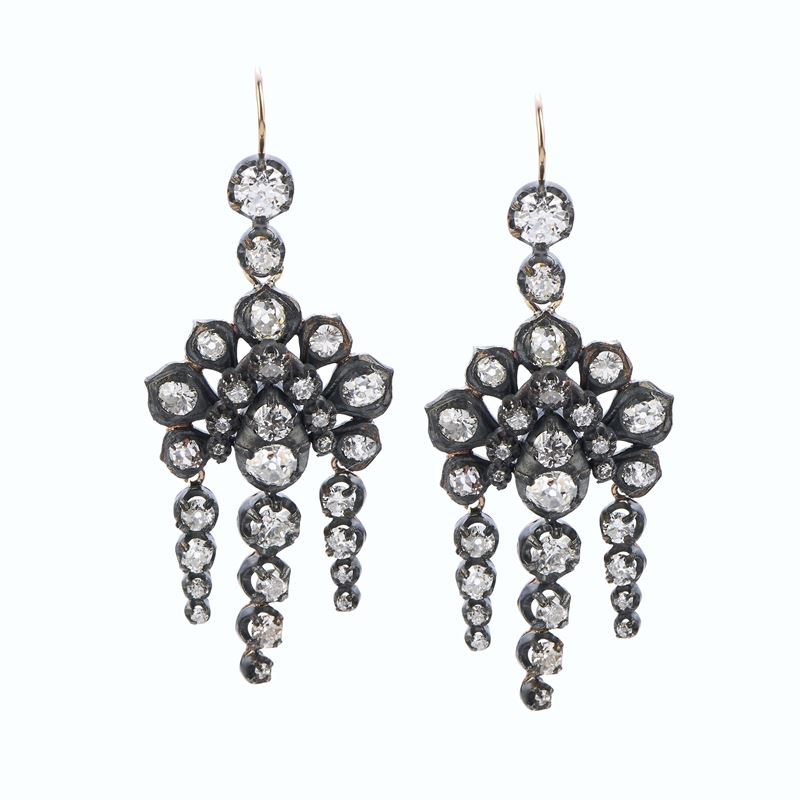 Orecchini pendenti in oro, argento e diamanti