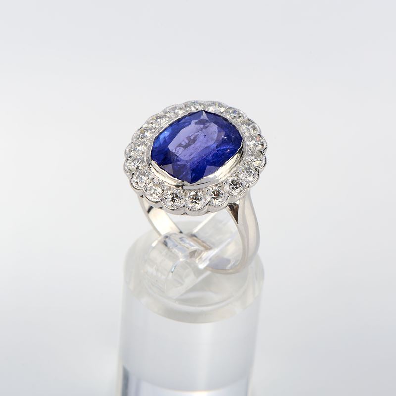 Anello in oro bianco con tanzanite e diamanti