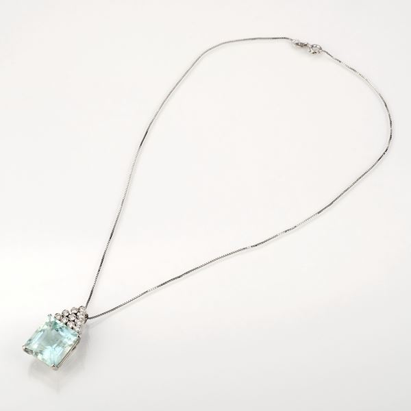 Pendente in oro bianco con acquamarina e sottile catenina in oro bianco e piccoli diamanti