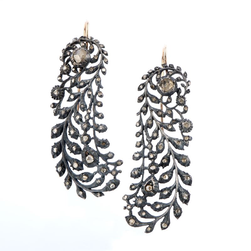 Orecchini a piuma pendenti in oro, argento e rose di diamanti