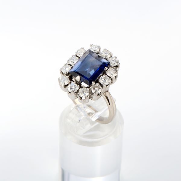 Anello in oro bianco con zaffiro e diamanti