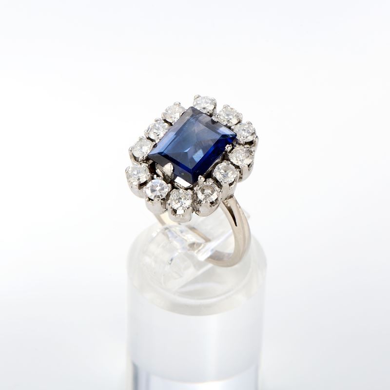 Anello in oro bianco con zaffiro e diamanti