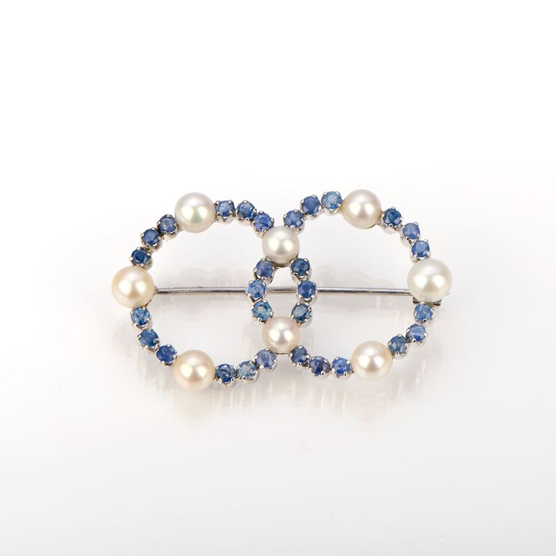 Spilla in oro bianco con zaffiri e perle