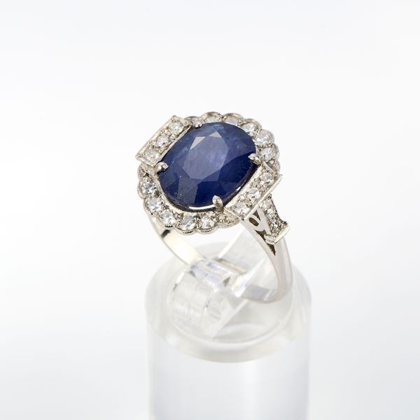 Anello in oro bianco con zaffiro e diamanti 
