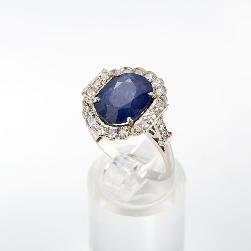 Anello in oro bianco con zaffiro e diamanti
