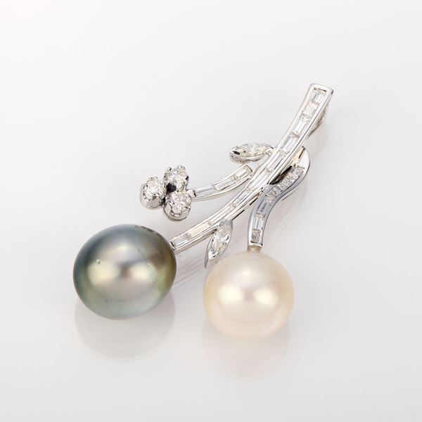 Pendente a tralcio fiorito in oro bianco con diamanti e perle