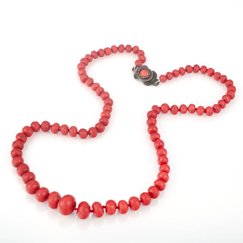 Antica collana in corallo rosso