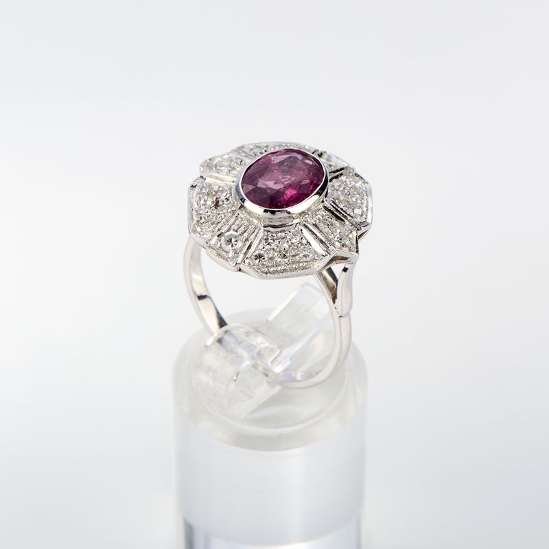 Anello in oro bianco con rubino e diamanti