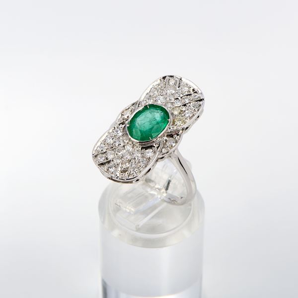 Anello rettangolare in oro bianco con smeraldo e diamanti