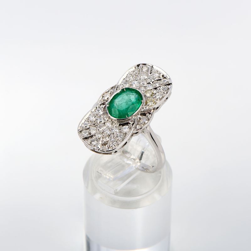 Anello rettangolare in oro bianco con smeraldo e diamanti