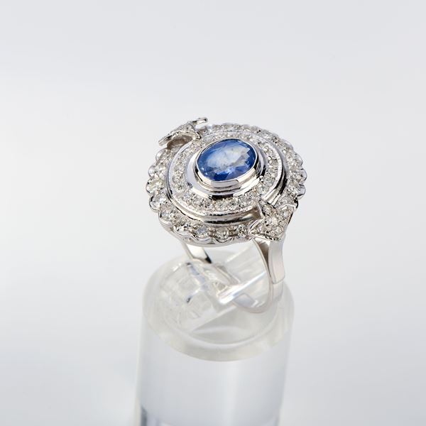 Anello ovale in oro bianco con zaffiro e diamanti