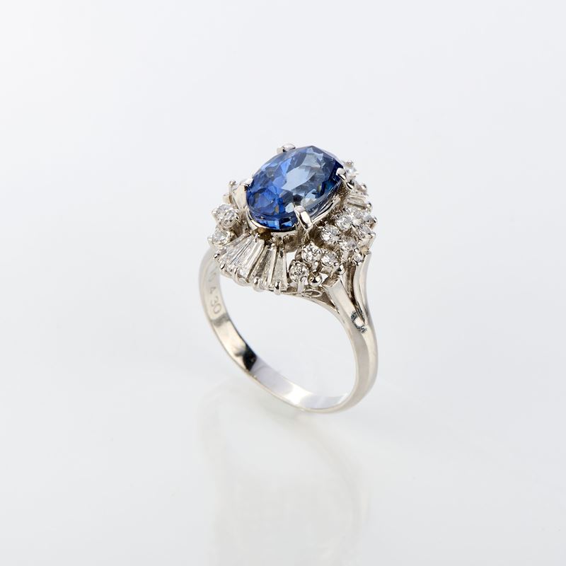 Anello in oro bianco con zaffiro e diamanti