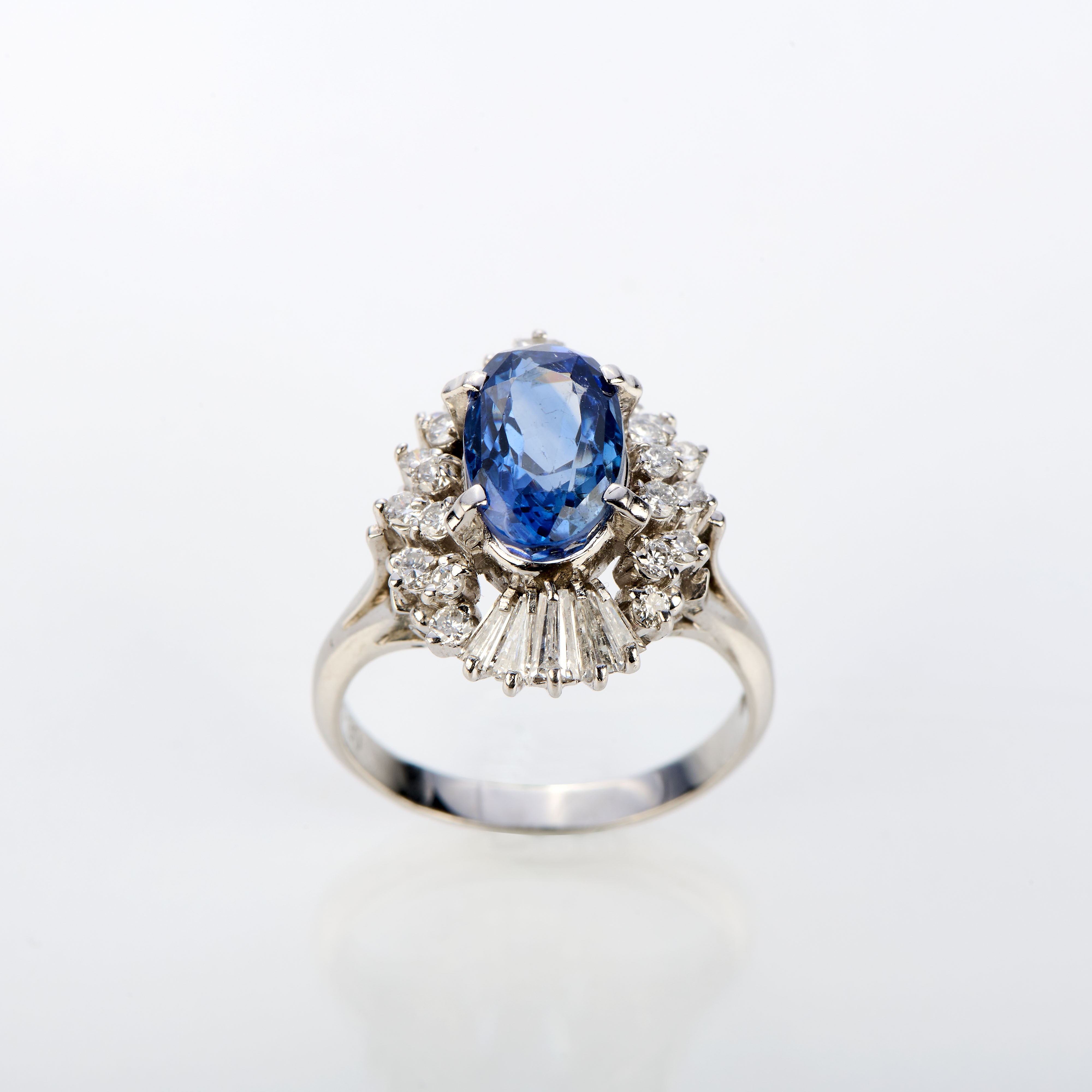 Anello in oro bianco con zaffiro e diamanti