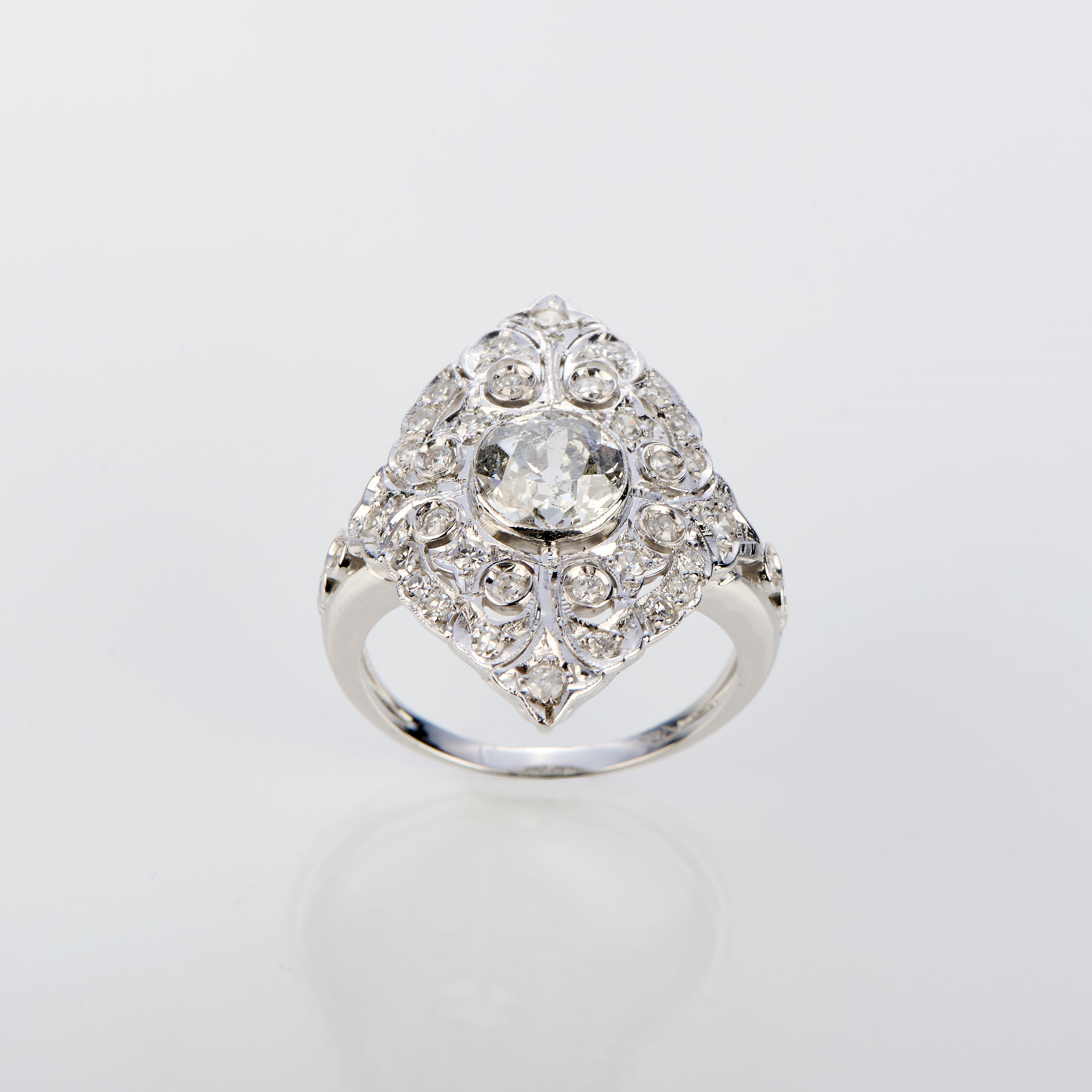 Anello a losanga in oro bianco e diamanti