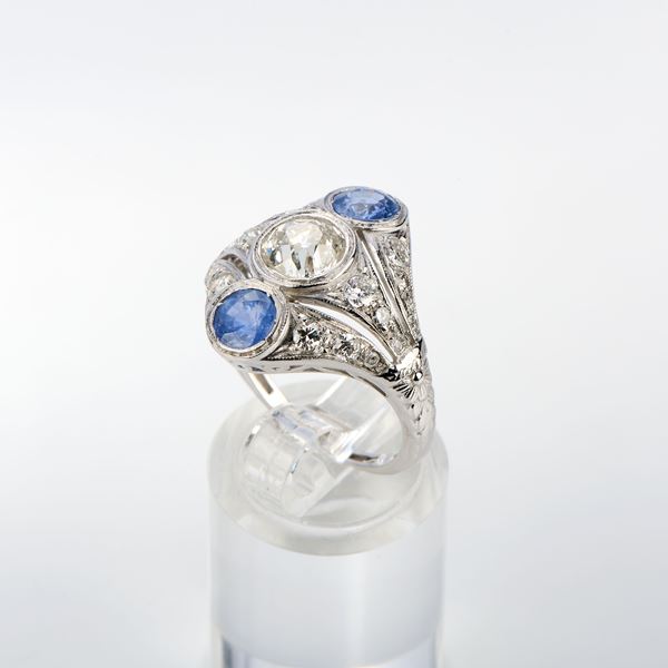 Anello a losanga in oro bianco con zaffiri e diamanti  - Asta Gioielli - Casa d'aste Farsettiarte