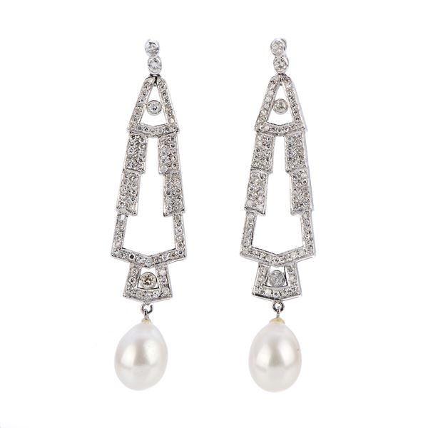 Orecchini geometrici in oro bianco con diamanti e perle