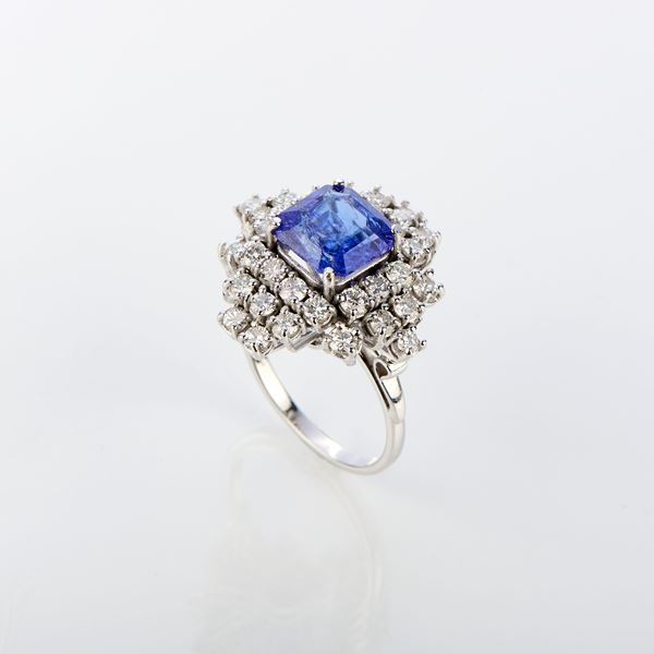 Anello a losanga in oro bianco con tanzanite e diamanti