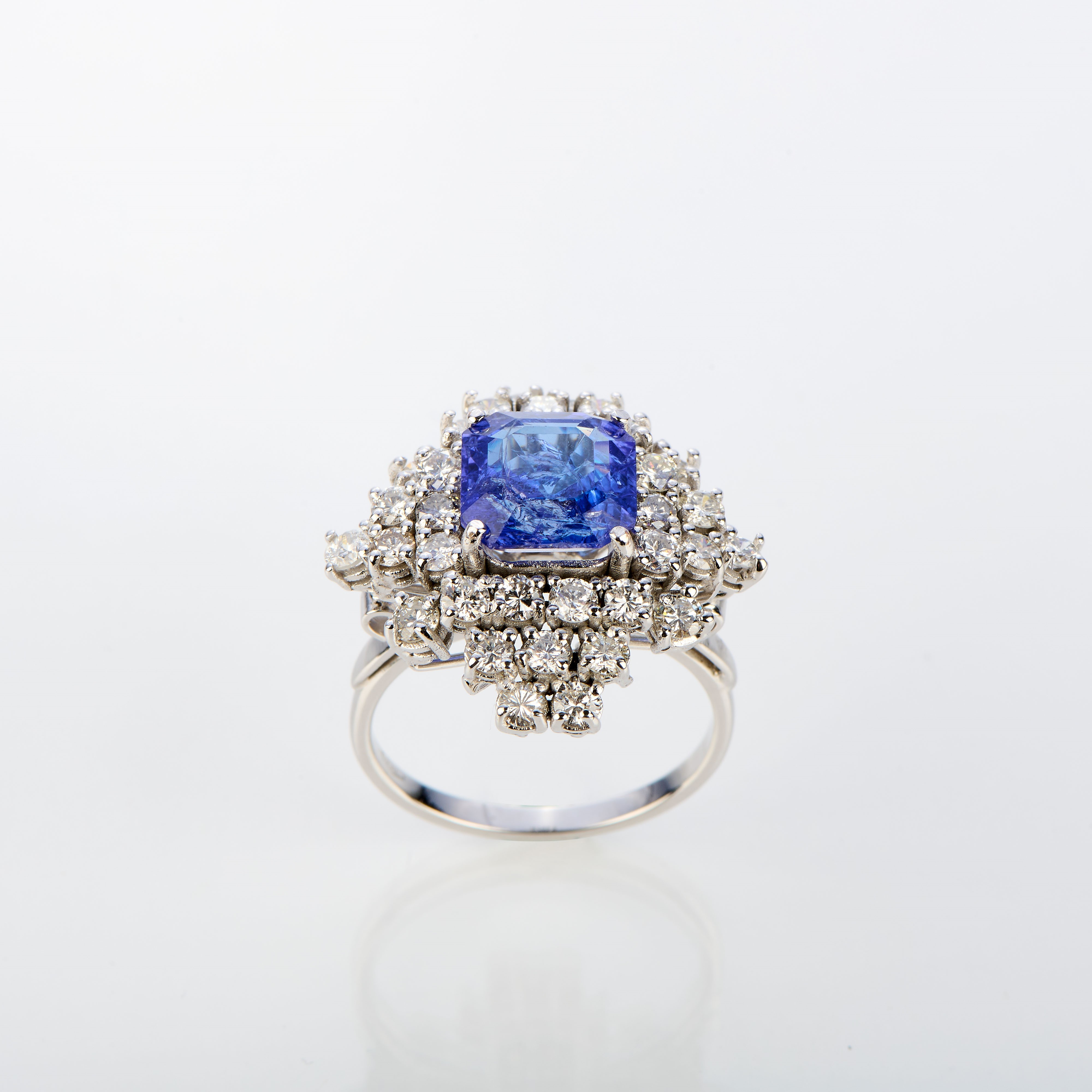 Anello a losanga in oro bianco con tanzanite e diamanti