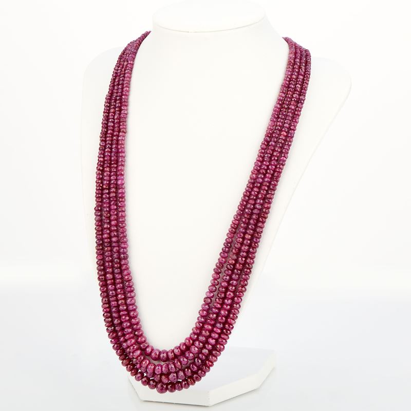 Collana con radice di rubino