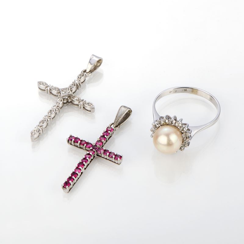 Anello e due pendenti a croce in oro bianco con pietre preziose rosse e bianche