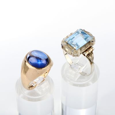 Due anelli: oro giallo 9 kt con pietra cabochon e oro bianco 18 kt con pietra azzurra