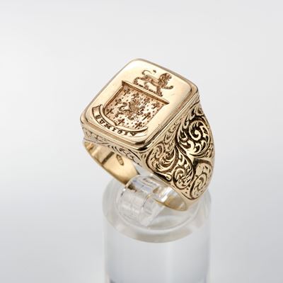 Anello a fascia in oro 9 kt con stemma araldico, misura 23
