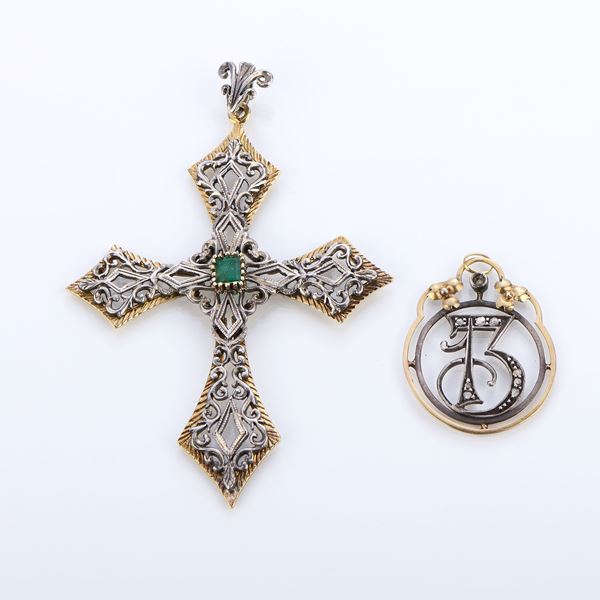 Due pendenti in oro giallo, argento, smeraldo e rose di diamante