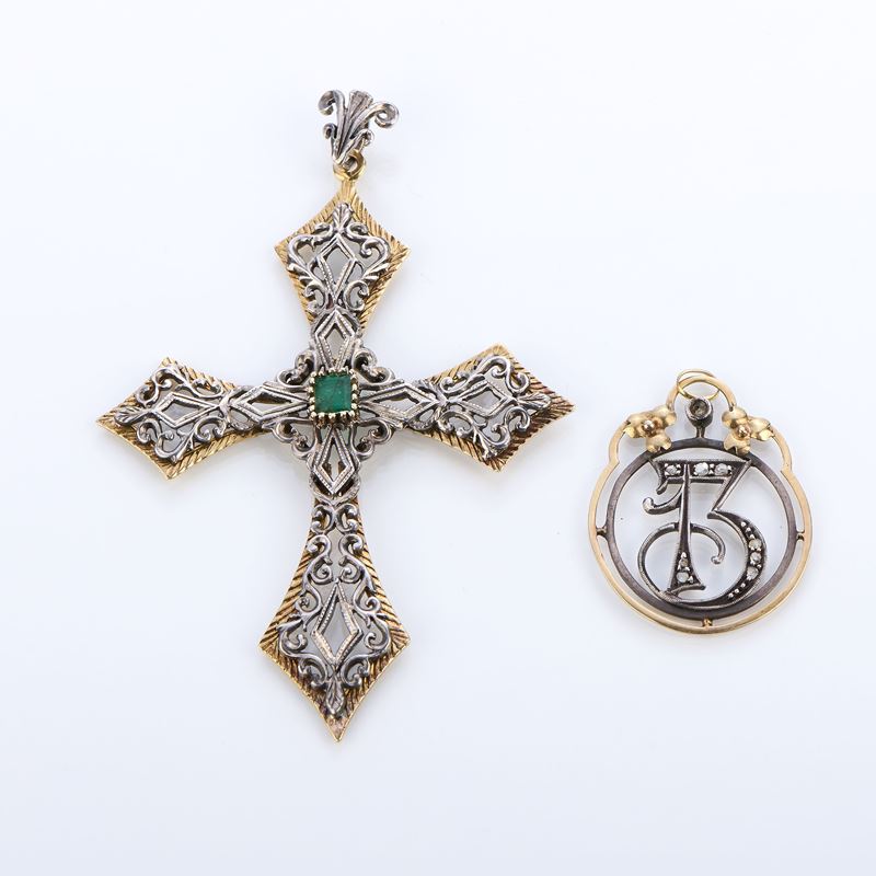 Due pendenti in oro giallo, argento, smeraldo e rose di diamante