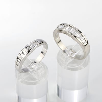 Due anelli in oro bianco 18 kt con diamanti taglio baguette e carrè