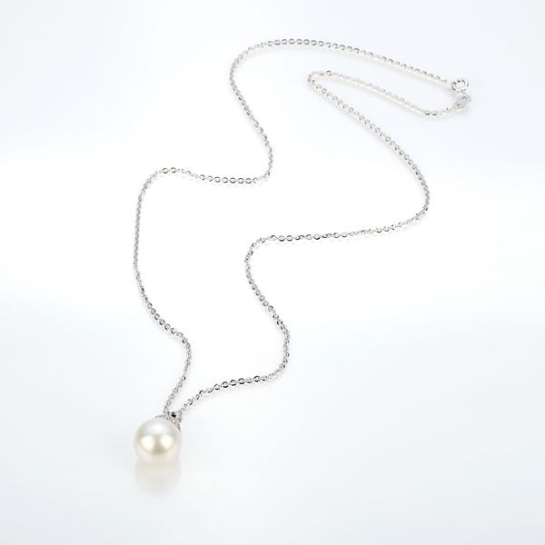 Pendente in oro bianco con perla e piccoli brillanti e una sottile catenina in oro bianco