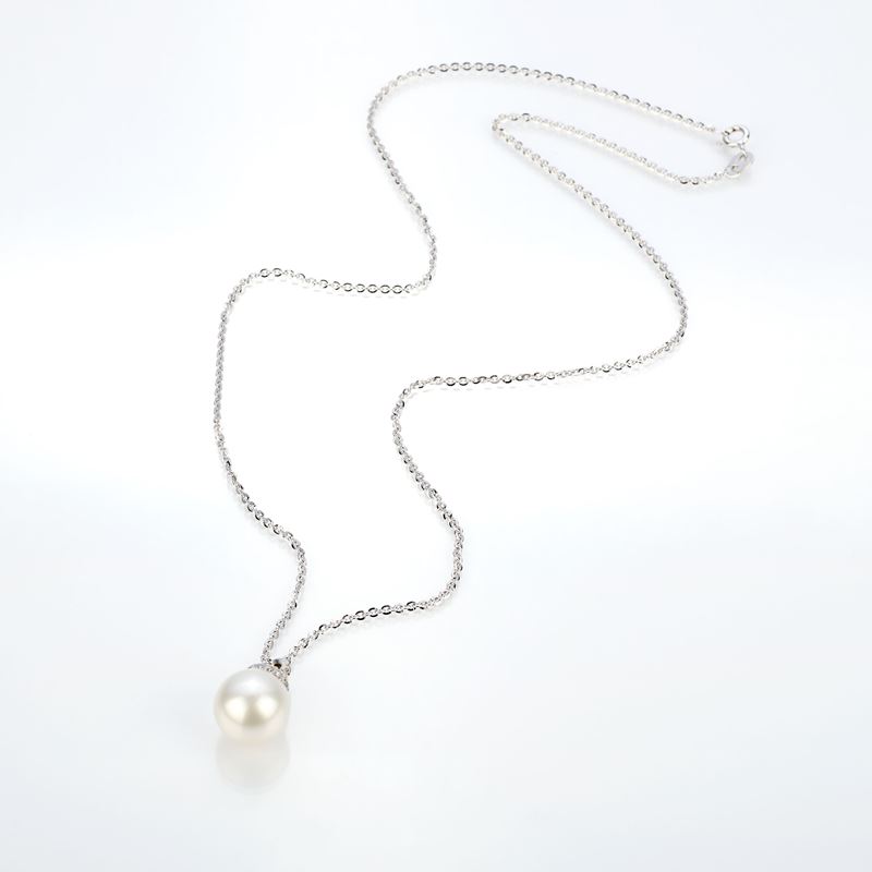 Pendente in oro bianco con perla e piccoli brillanti e una sottile catenina in oro bianco