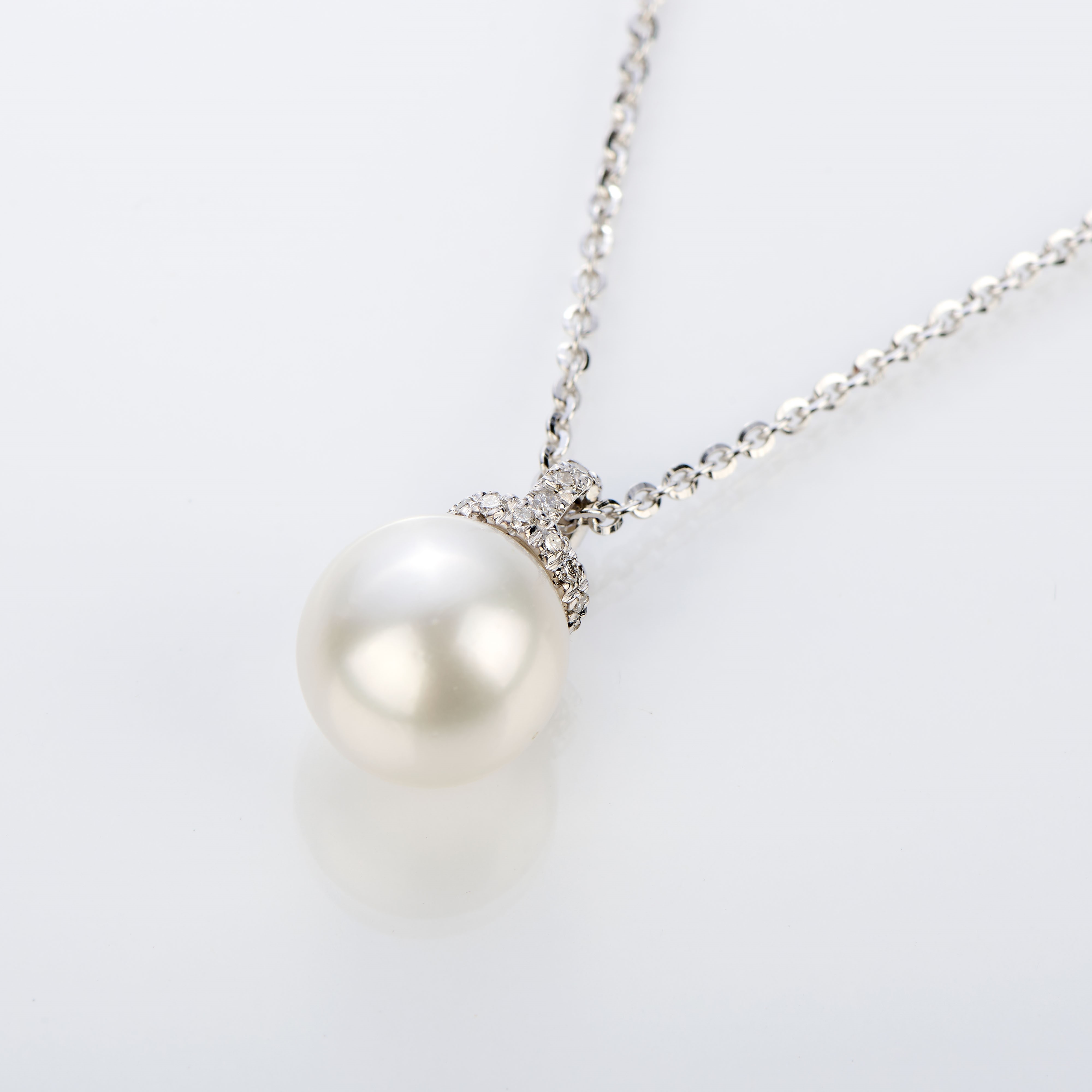 Pendente in oro bianco con perla e piccoli brillanti e una sottile catenina in oro bianco