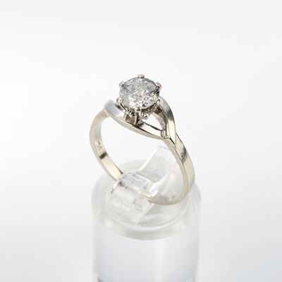 Anello in oro bianco 18 kt con diamante taglio brillante centrale ct 1,00
