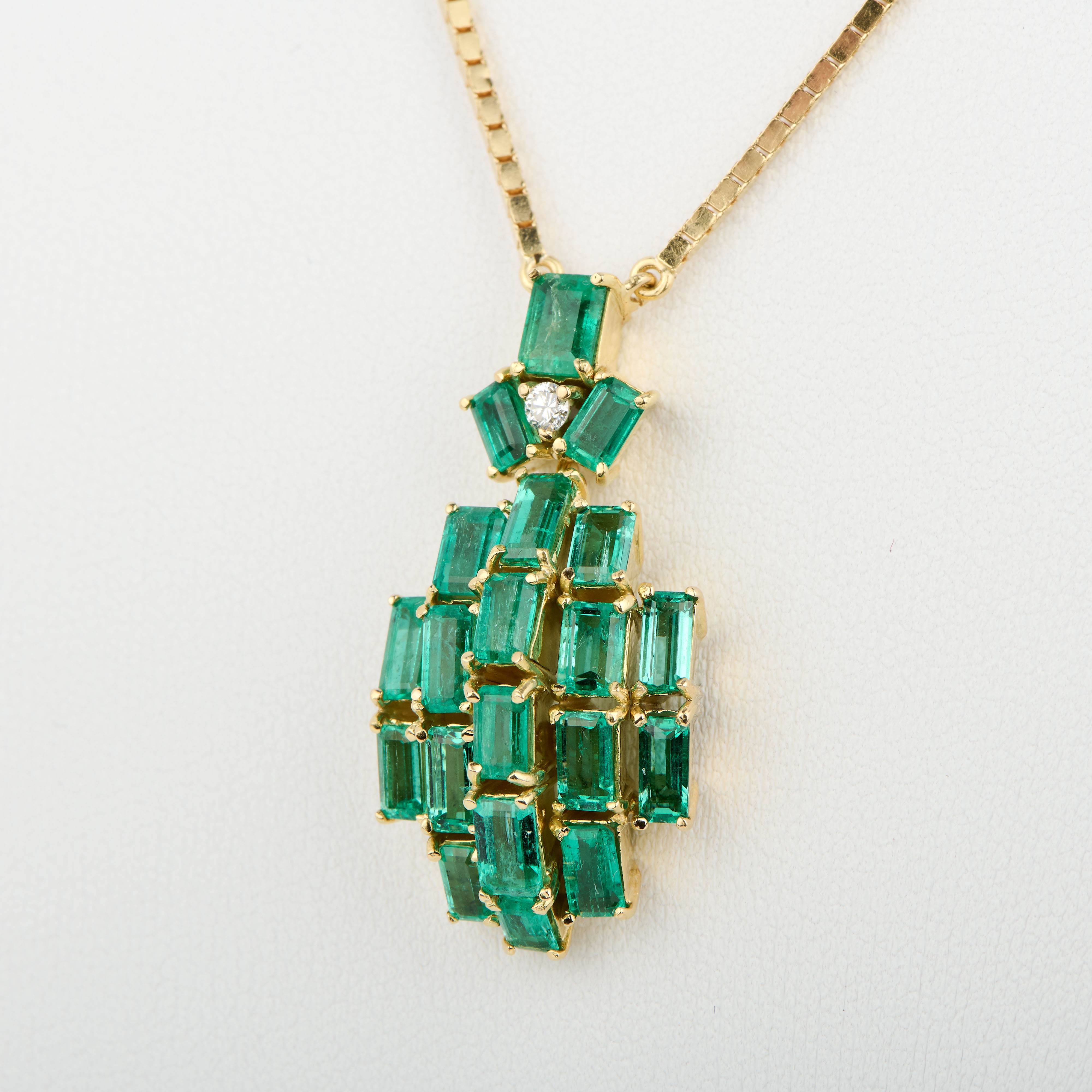 Collana in oro giallo e smeraldi