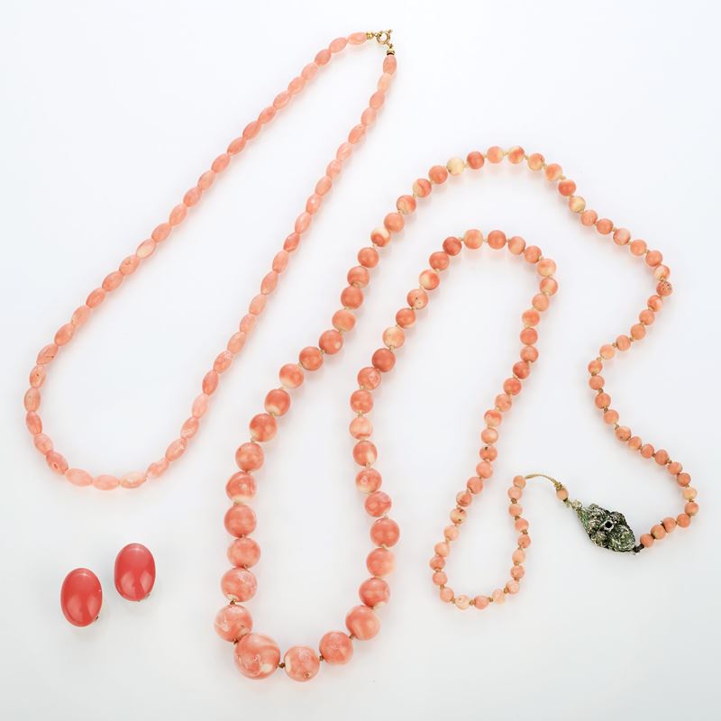 Due collane e un paio di orecchini in corallo