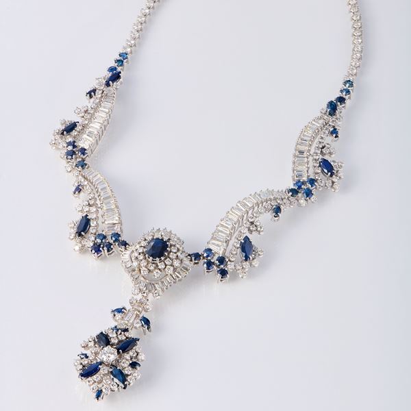 Importante collier con pendente in oro bianco, zaffiri e diamanti, anni Settanta