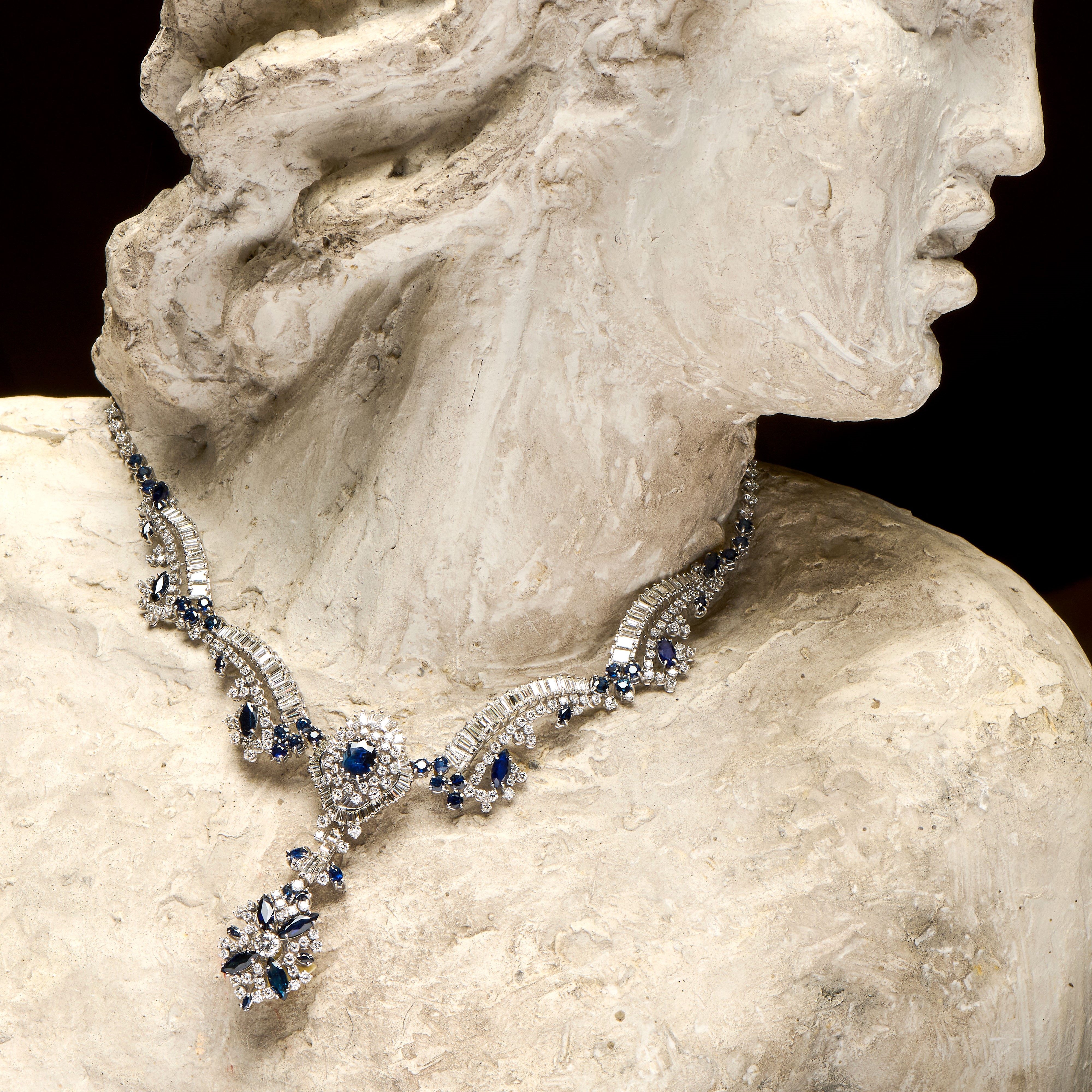 Importante collier con pendente in oro bianco, zaffiri e diamanti, anni Settanta