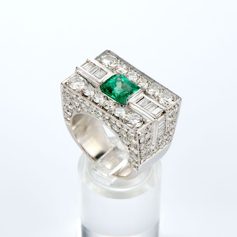 Anello in oro bianco con smeraldo e diamanti
