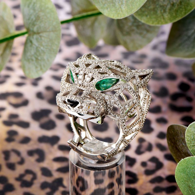 Anello a testa di pantera in oro bianco con diamanti, smeraldi e onice
