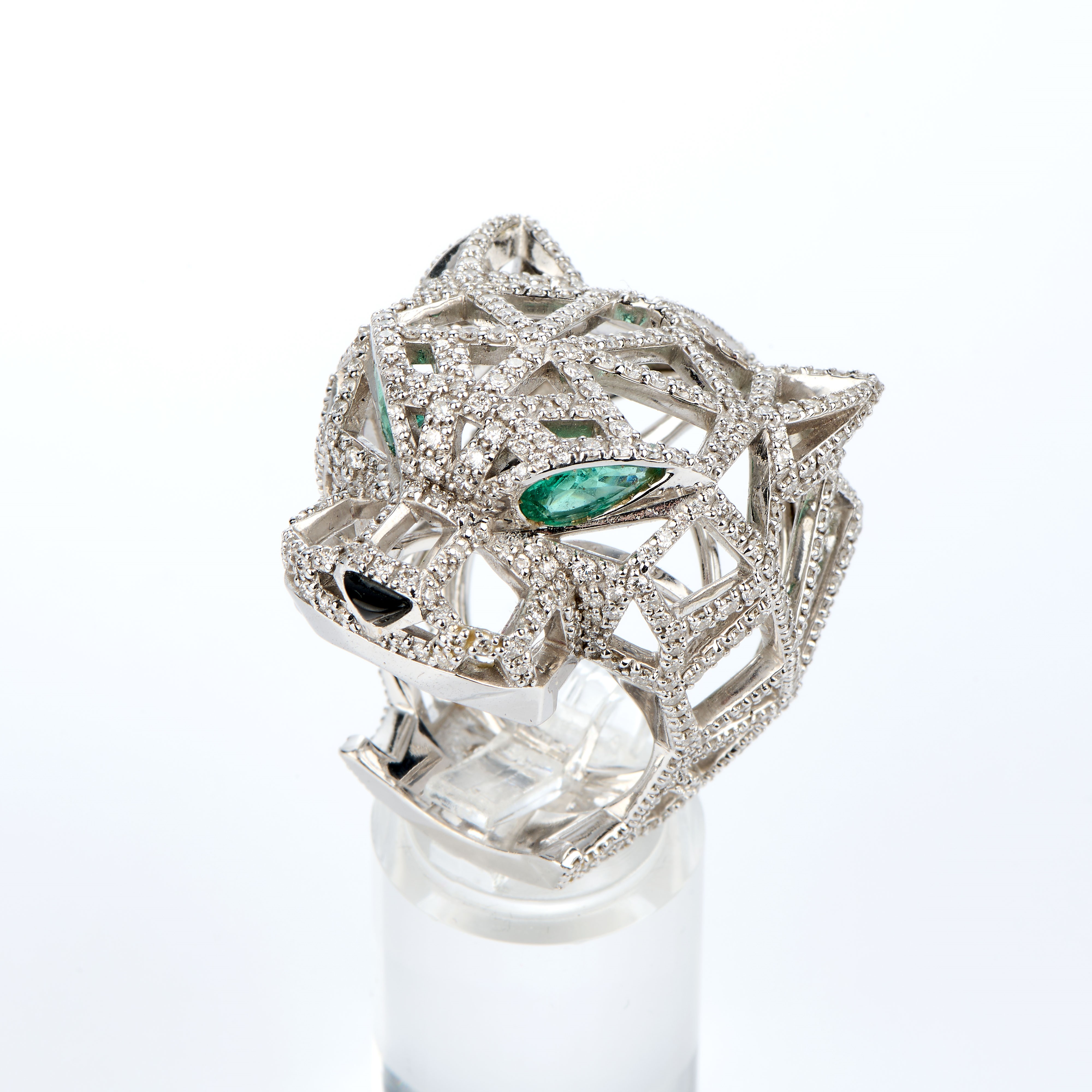 Anello a testa di pantera in oro bianco con diamanti, smeraldi e onice