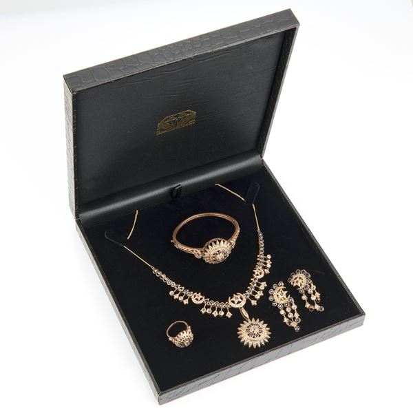 Parure stile antico in oro rosso con zaffiri e rose di diamante