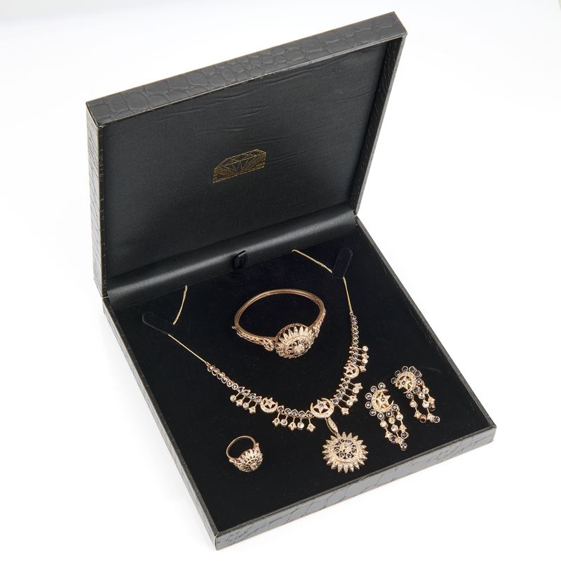 Parure stile antico in oro rosso con zaffiri e rose di diamante