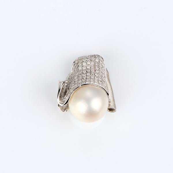 Pendente a tessuto in oro bianco con diamanti e perla