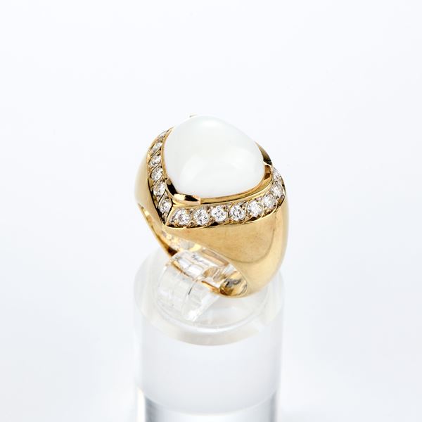 Anello a cuore in oro giallo con corallo e diamanti